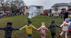 A Városi Óvoda udvarán közösen búcsúztatták a telet 