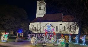 Ünnepi fényekbe öltözött a főtér!