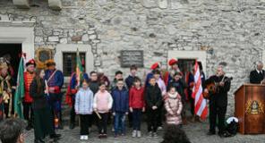 A Hajnalcsillag református ifjúsági énekkar a Regéci várban 