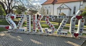 Megújult a Szikszó felirat, ünnepi díszben várja az Anyák napját! 
