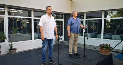 Aradi-Varga show volt az Uszoda udvarán