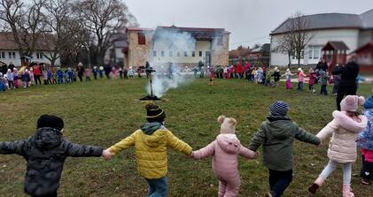 A Városi Óvoda udvarán közösen búcsúztatták a telet 