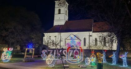Ünnepi fényekbe öltözött a főtér!