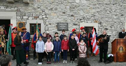 A Hajnalcsillag református ifjúsági énekkar a Regéci várban 