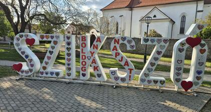 Megújult a Szikszó felirat, ünnepi díszben várja az Anyák napját! 